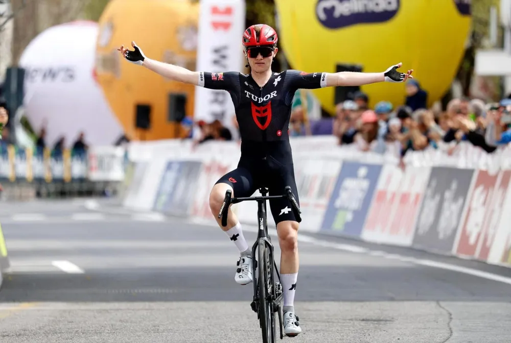 Michael Storer ăn mừng chiến thắng tại đích đến