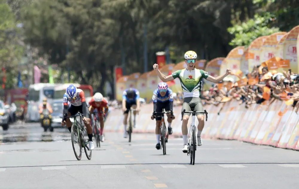 Ivan Blokhin dang tay ăn mừng chiến thắng