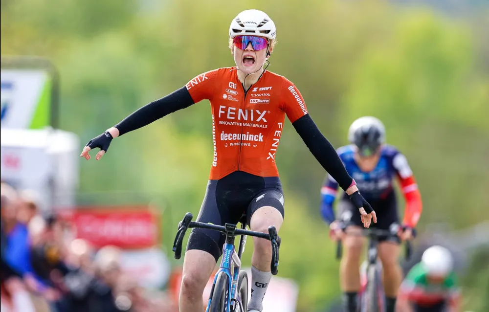 Puck Pieterse đánh bại Demi Vollering trong màn nước rút về đích