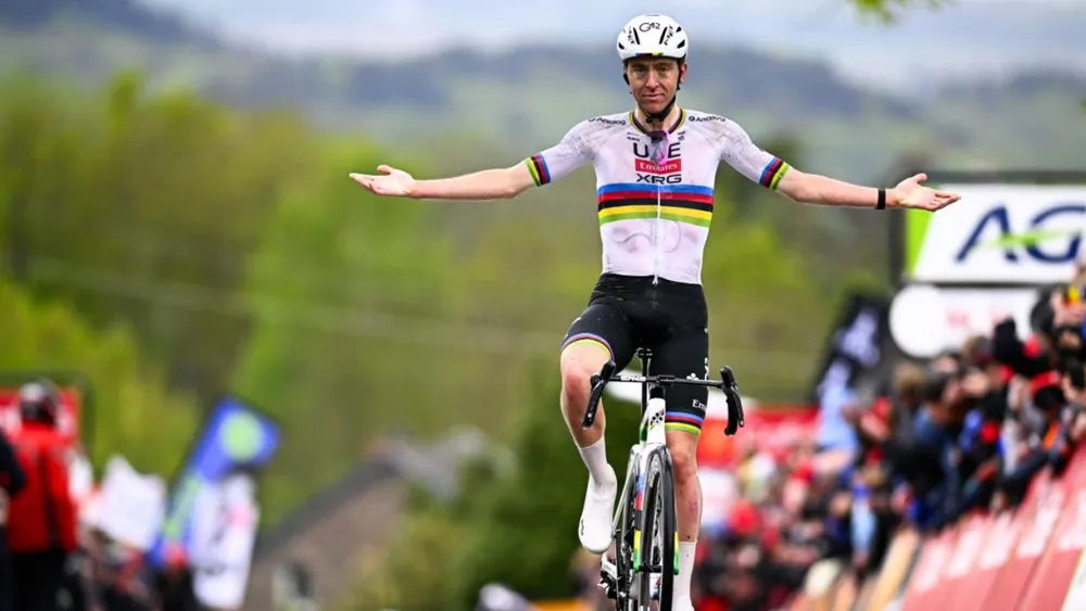 Tadej Pogacar dang tay mừng chiến thắng