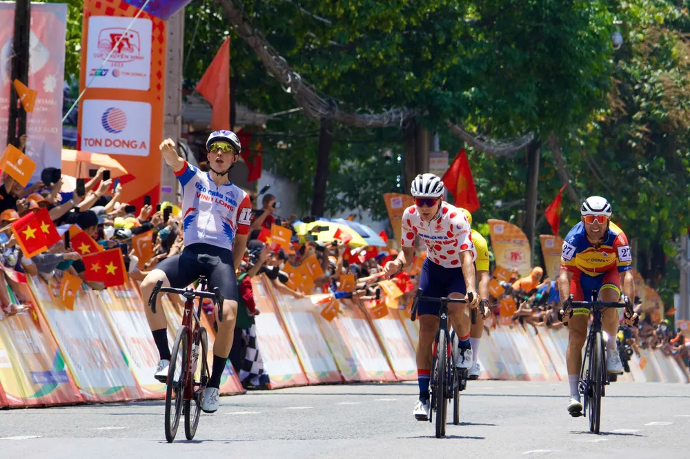 Samuel Jenner đánh bại 3 ngoại binh khác về nhất chặng