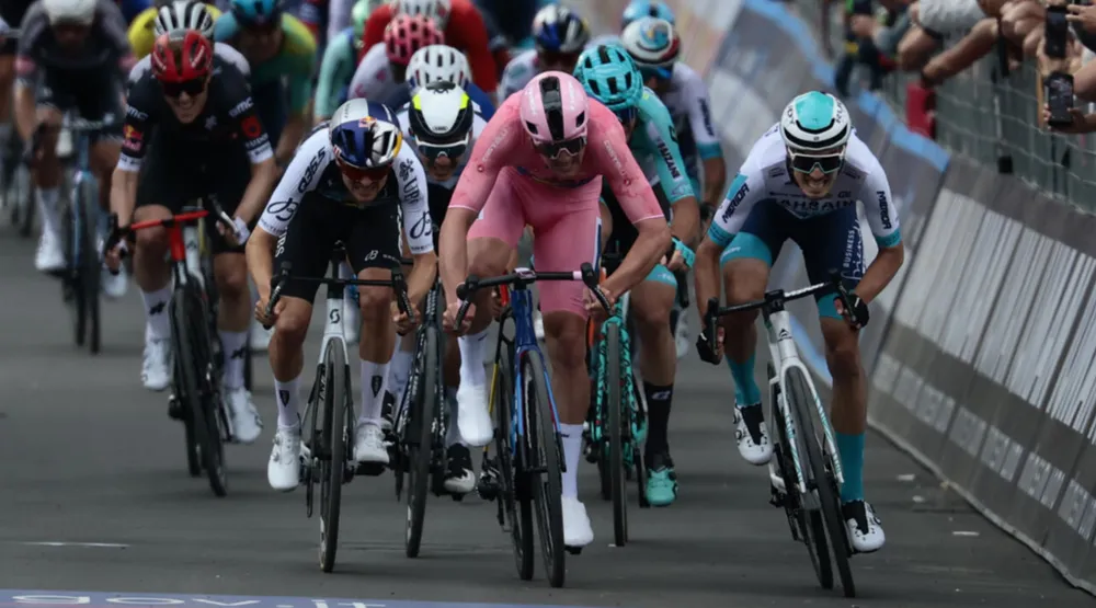 Các tay đua đọ nước rút với Mads Pedersen