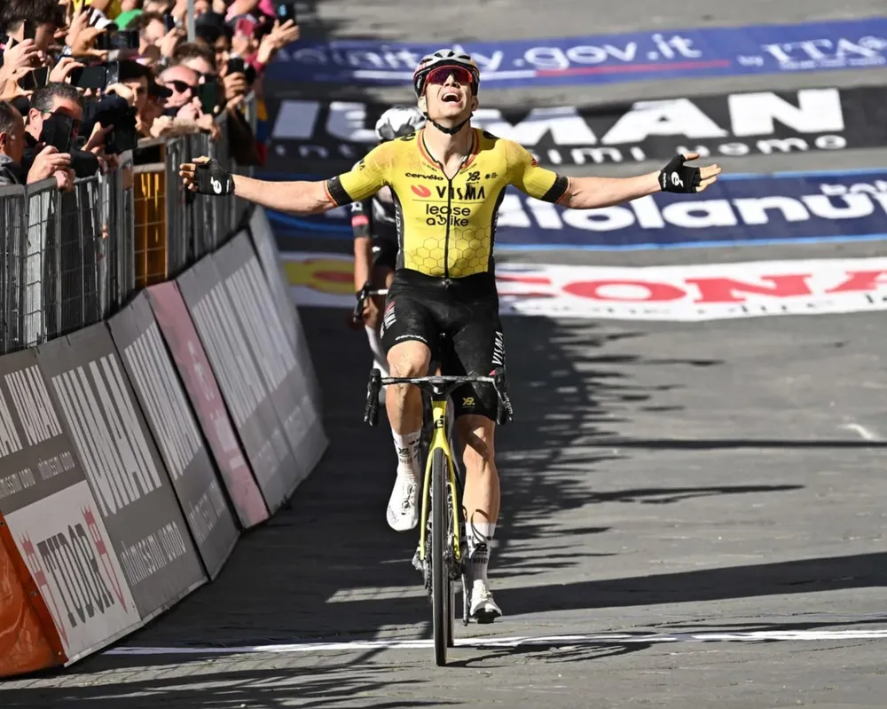 Wout van Aert mừng chiến thắng 