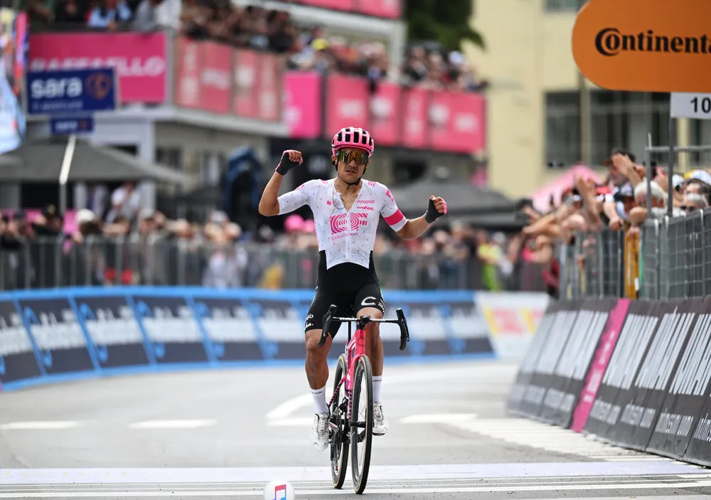 Richard Carapaz ung dung về đích một mình