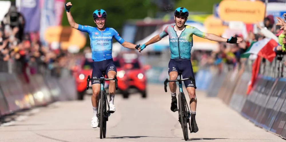 Scaroni và đồng đội Fortunato cùng ăn mừng chiến thắng