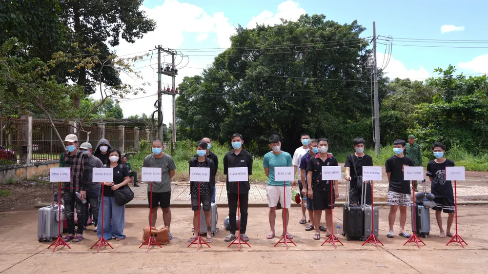 Các công dân Việt Nam được bàn giao, tiếp nhận 