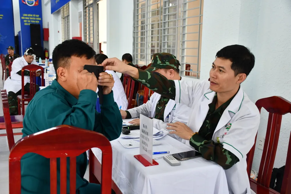 Khám bệnh cho người dân khu vực biên giới tại xã Long Thuận, tỉnh Tây Ninh