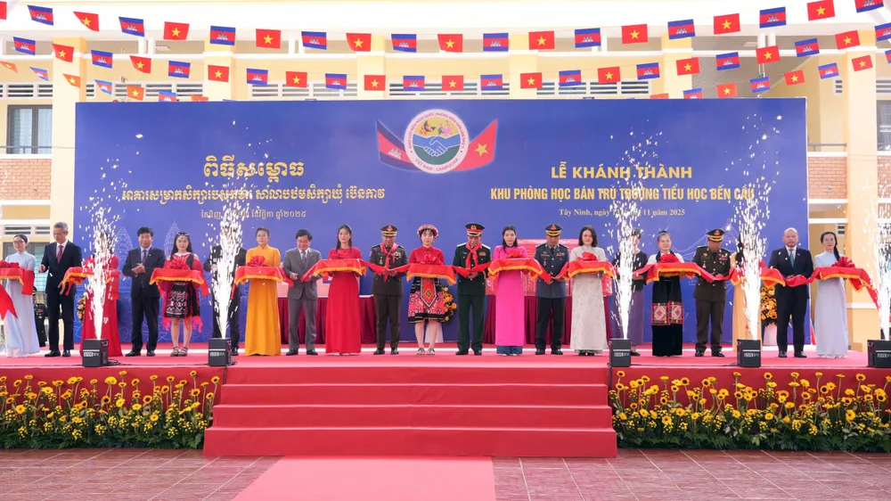 Đại tướng Phan Văn Giang và Đại tướng Tea Seiha thực hiện nghi thức cắt băng khánh thành