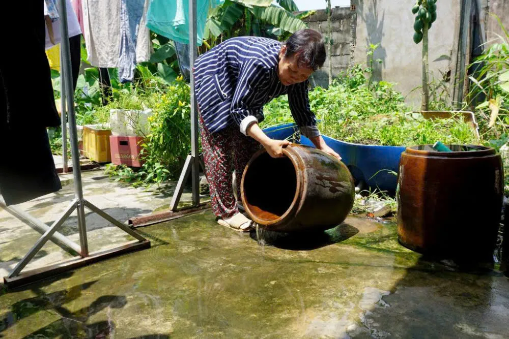 Người dân trên địa bàn tỉnh Tây Ninh vệ sinh lu chứa nước, loại bỏ nơi sinh sản của muỗi, diệt lăng quăng