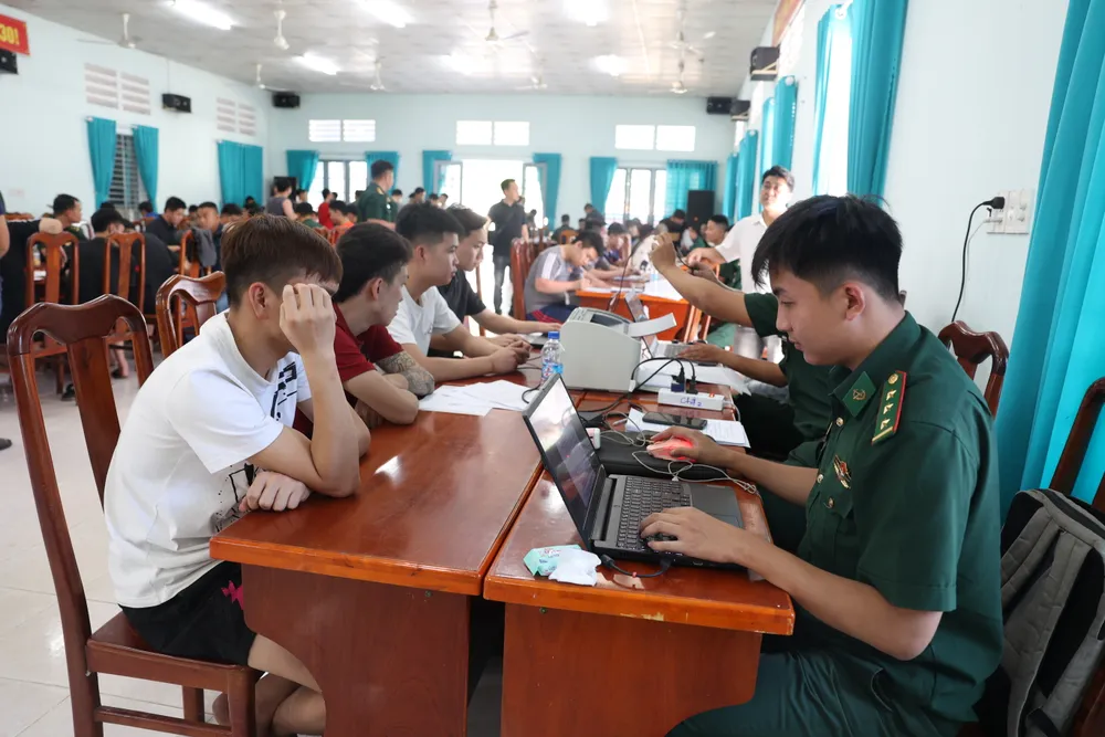 Lực lượng chức năng tiến hành lấy lời khai những công dân Việt Nam do phía Campuchia trao trả