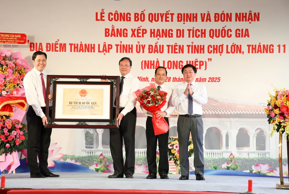 Lãnh đạo tỉnh Tây Ninh trao Quyết định của Bộ Văn hóa - Thể Thao - Du lịch công nhận Nhà Long Hiệp là Di tích cấp quốc gia