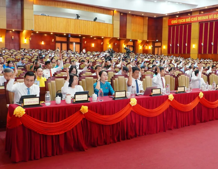 Đại biểu HĐND tỉnh Tây Ninh biểu quyết thông qua các nghị quyết tại kỳ họp