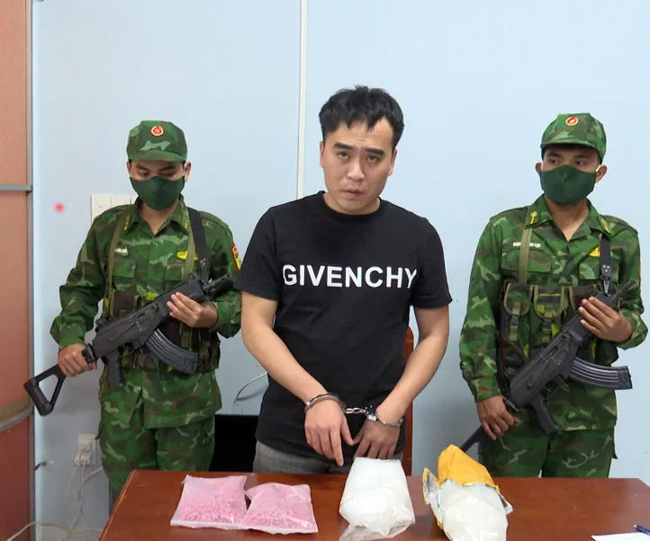 đối tượng Hiếu cùng tang vật.jpg