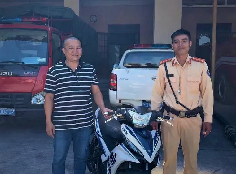 Lực lượng chức năng trao trả xe máy cho ông Bùi Sĩ Phú