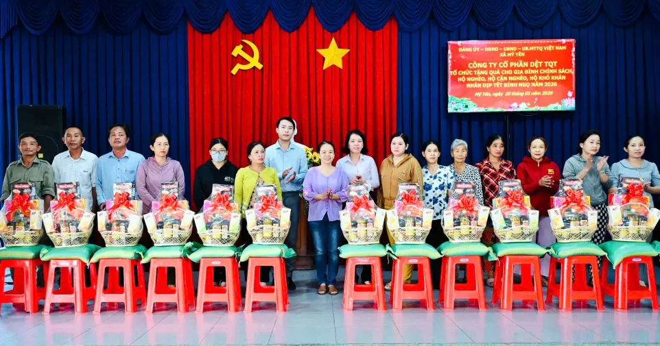 Trao tặng quà tết cho gia đình chính sách, người có công và gia đình có hoàn cảnh khó khăn trên địa bàn xã Mỹ Yên, tỉnh Tây Ninh