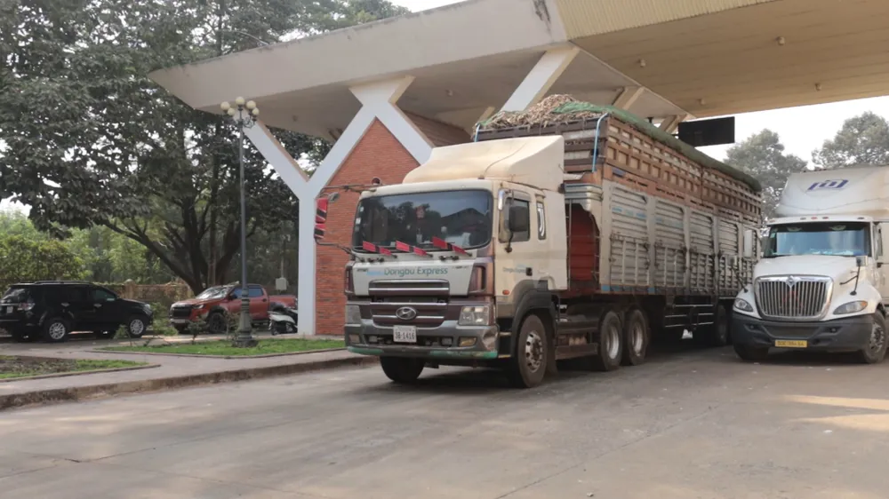 Xe chở khoai mì thông quan tại Cửa khẩu quốc tế Xa Mát, chiều 31-1. Ảnh: MINH DƯƠNG