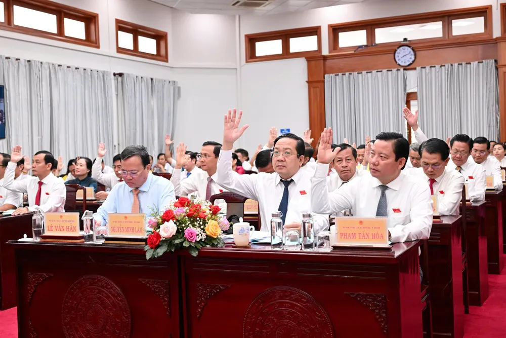 Đại biểu HĐND tỉnh Tây Ninh biểu quyết thông qua nghị quyết điều chỉnh quy hoạch tỉnh