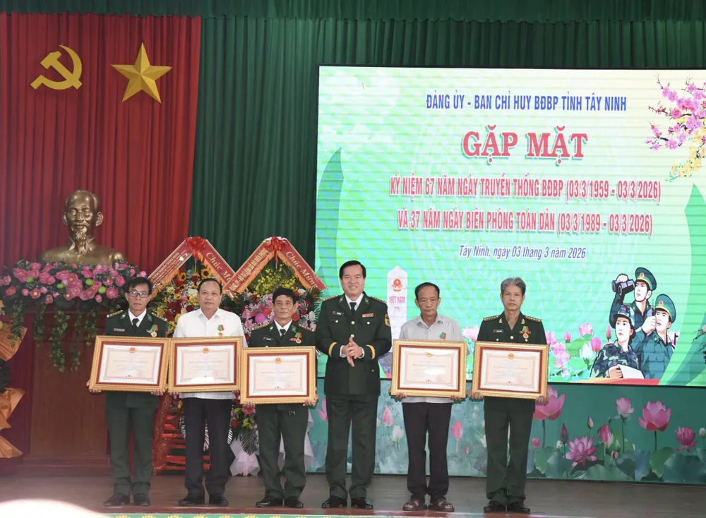 Tây Ninh: Trao 13 Huân chương Bảo vệ Tổ quốc cho nguyên thủ trưởng bộ đội biên phòng 