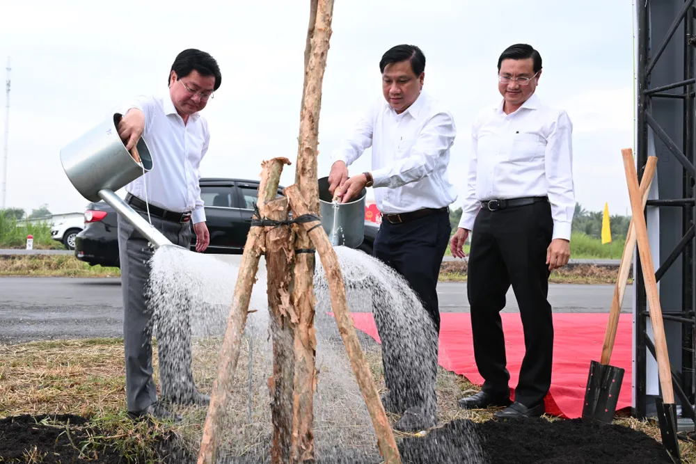 Lãnh đạo tỉnh Tây Ninh trồng cây tại lễ phát động