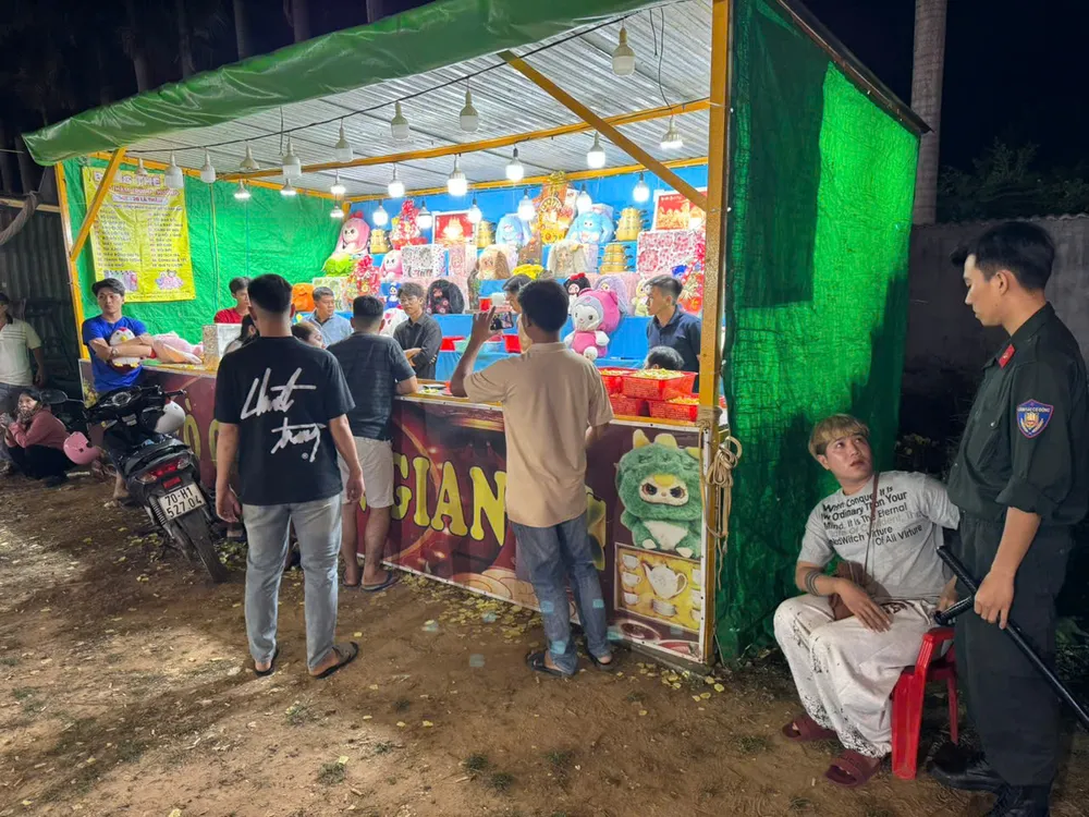 Lực lượng công an kiểm tra, triệt phá băng nhóm lừa đảo bằng hình thức bốc thăm trúng thưởng tại hội chợ