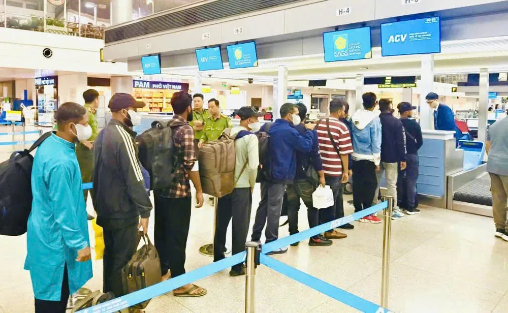 Công an Tây Ninh hỗ trợ gia hạn thị thực cho người nước ngoài bị ảnh hưởng bởi chiến sự, đồng thời quản lý chặt tình hình cư trú người nước ngoài trên địa bàn