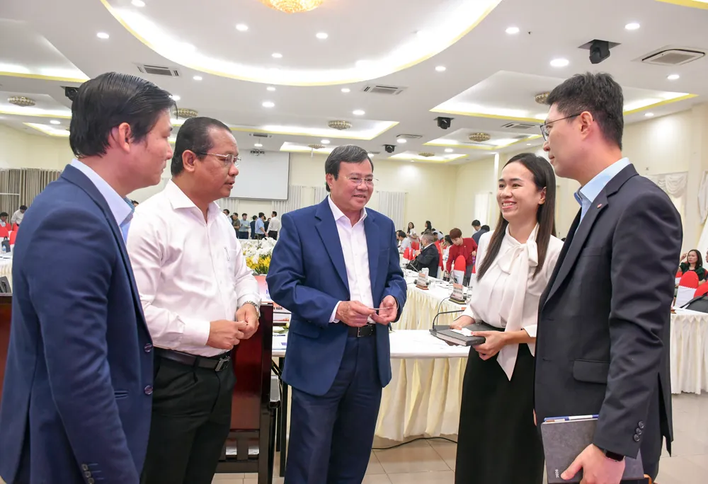 Lãnh đạo tỉnh Tây Ninh trao đổi với các doanh nghiệp FDI tại hội nghị