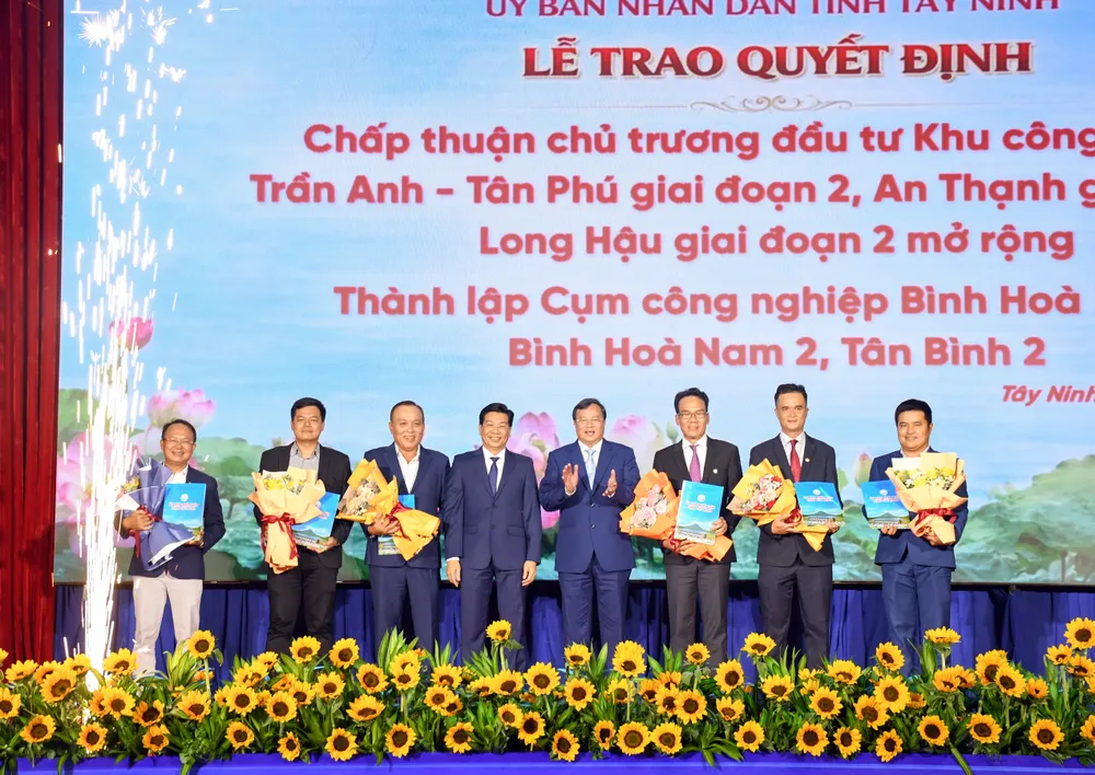 Lãnh đạo tỉnh Tây Ninh trao quyết định chấp thuận chủ trương đầu tư và thành lập cho đại diện các KCN, CCN