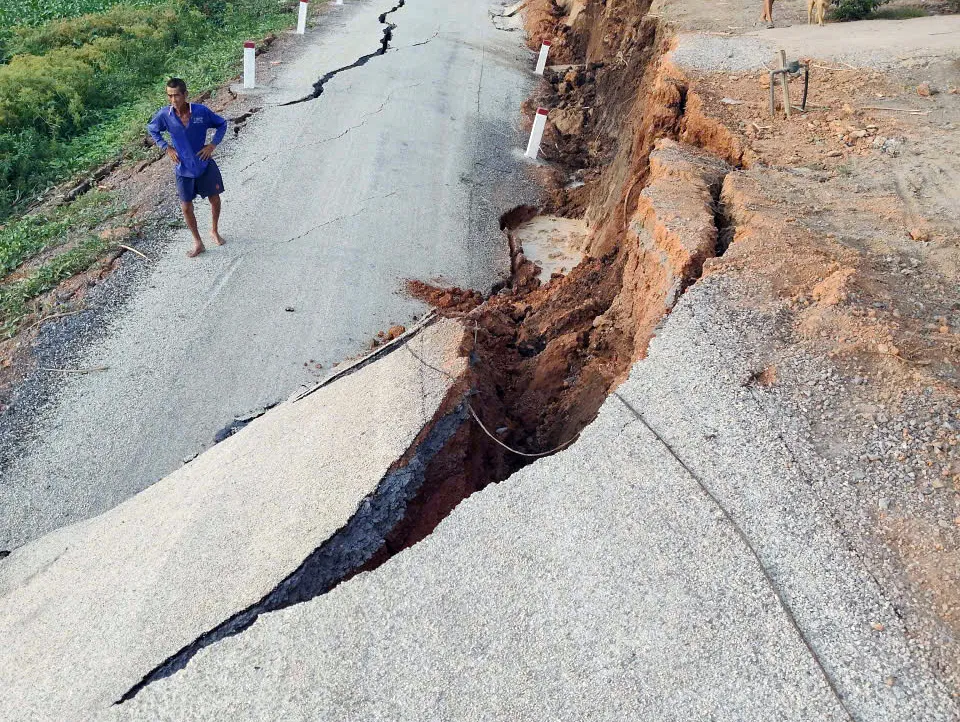Một đoạn đường ven sông Lò Gạch, xã Vĩnh Hưng, tỉnh Tây Ninh bị sụt lún