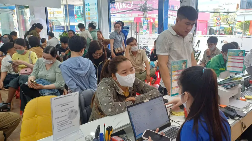 Người dân đưa trẻ đi tiêm vaccine phòng bệnh tại tỉnh Cà Mau. Ảnh: TẤN THÁI