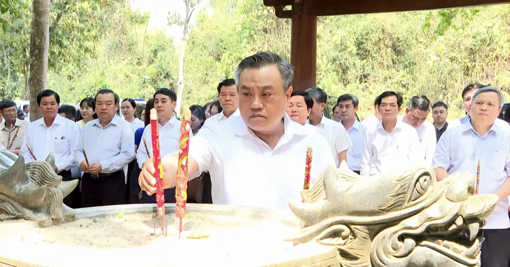 Đồng chí Trần Sỹ Thanh, Chủ nhiệm Ủy ban Kiểm tra Trung ương dâng hương tại di tích