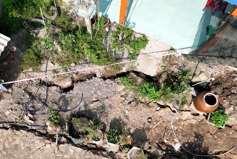 Những vết nứt lớn ngay sát móng nhà người dân ở ven sông