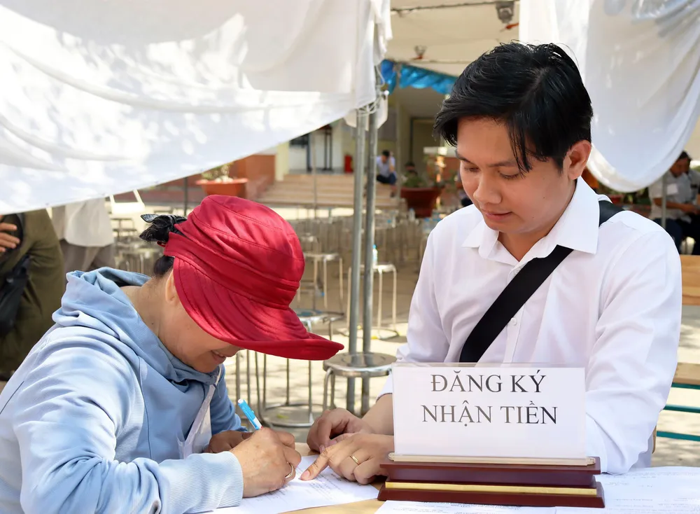 Người dân xã Mỹ Lộc, tỉnh Tây Ninh đăng ký nhận tiền bồi thường, giải phóng mặt bằng Vành đai 4 TPHCM. Ảnh: Xã Mỹ Lộc