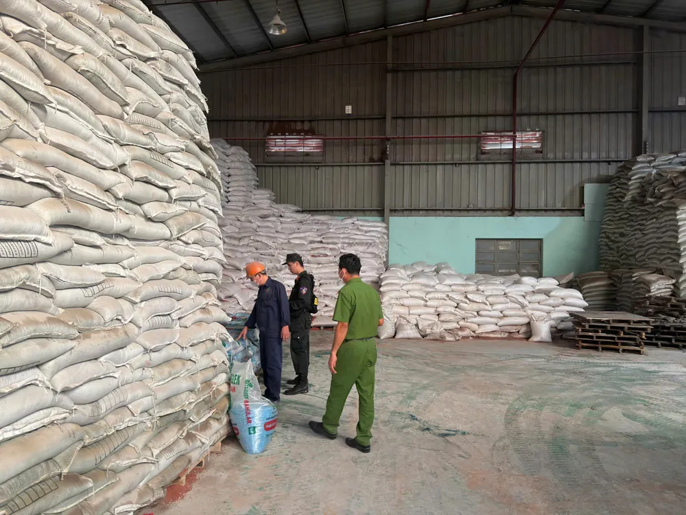 Lực lượng chức năng phát hiện lượng lớn phân bón làm giả nhãn hiệu. Ảnh: CATN