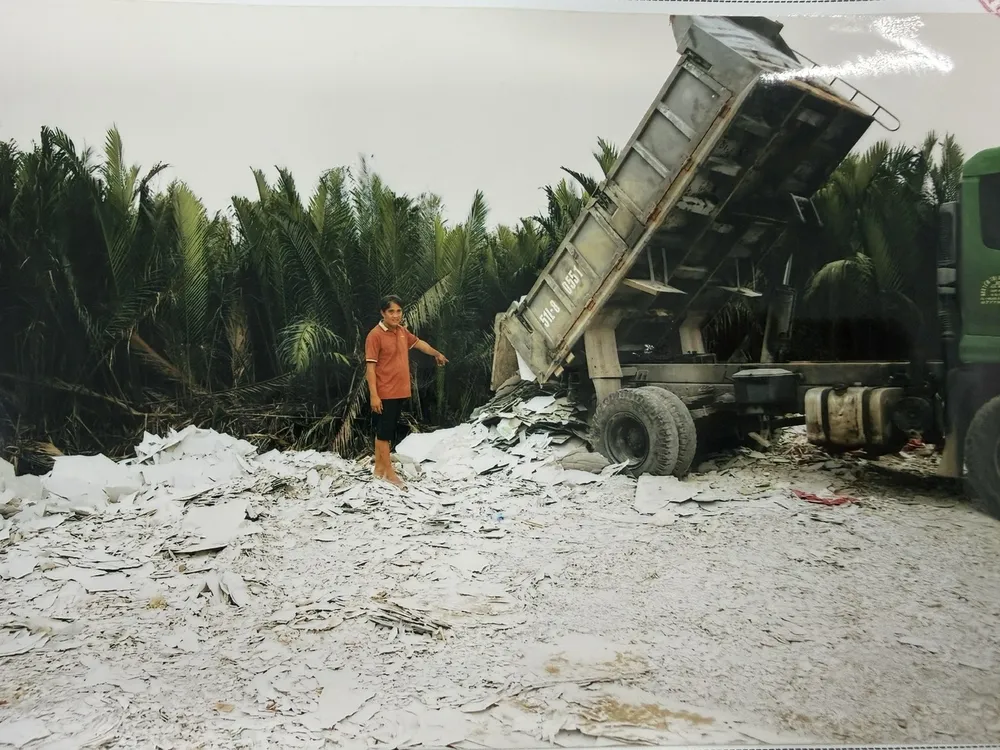 Đối tượng Lê Văn Cường bị phát hiện đổ chất thải trái phép. Ảnh: CA