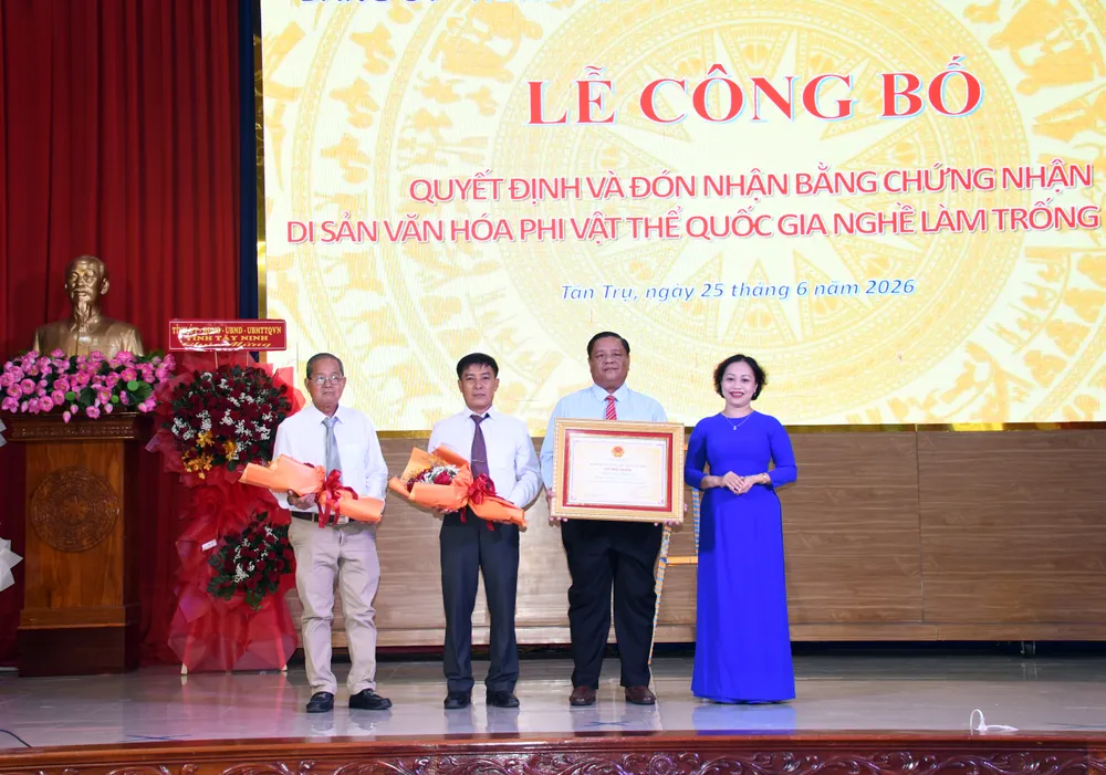 Lãnh đạo xã Tân Trụ, tỉnh Tây Ninh đón nhận Bằng chứng nhận Di sản văn hóa phi vật thể quốc gia