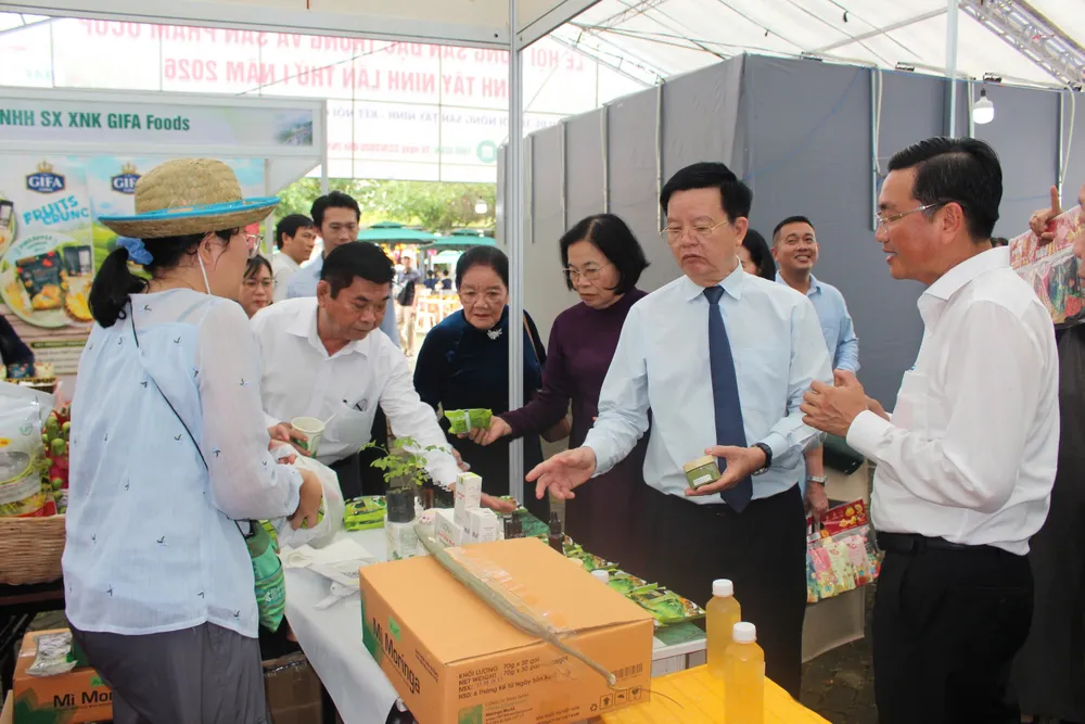 Nguyên Phó Thủ tướng Mai Văn Chính tham quan gian hàng trưng bày sản phẩm