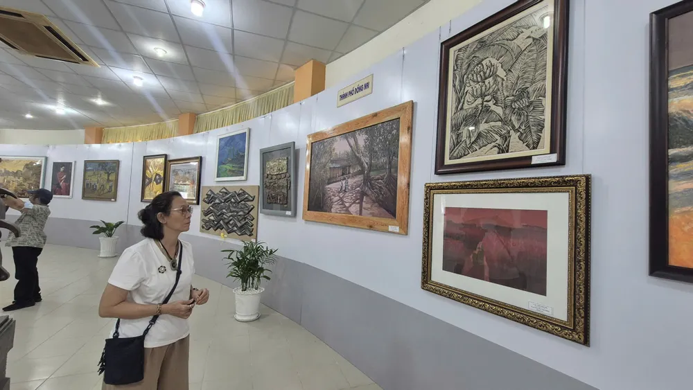 Du khách tham quan khu vực triển lãm