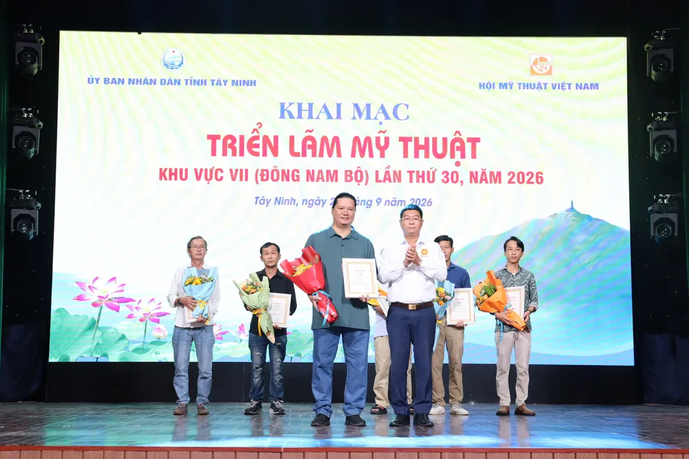 trao chung nhan.jpg