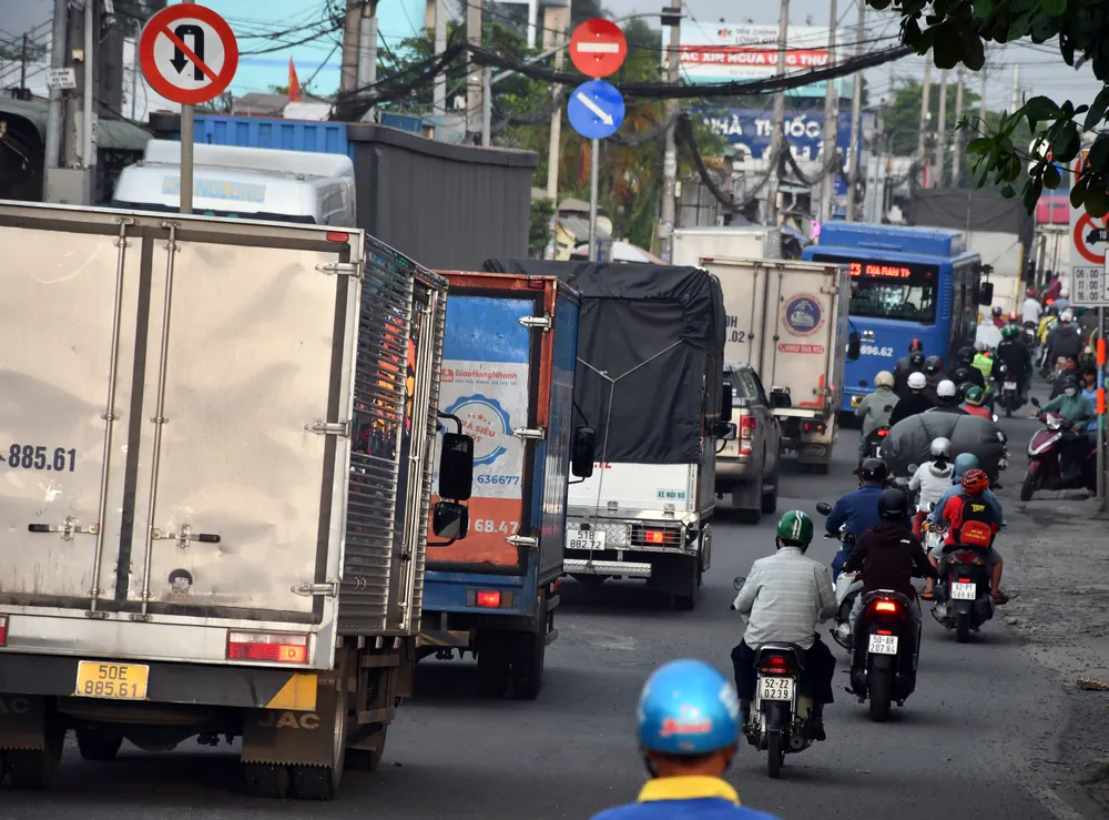Đường Nguyễn Văn Bứa, đoạn giáp ranh với tỉnh Tây Ninh thường xuyên quá tải, ùn tắc