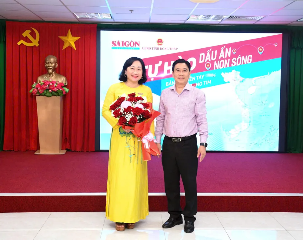 trao tặng bản đồ (5).jpg