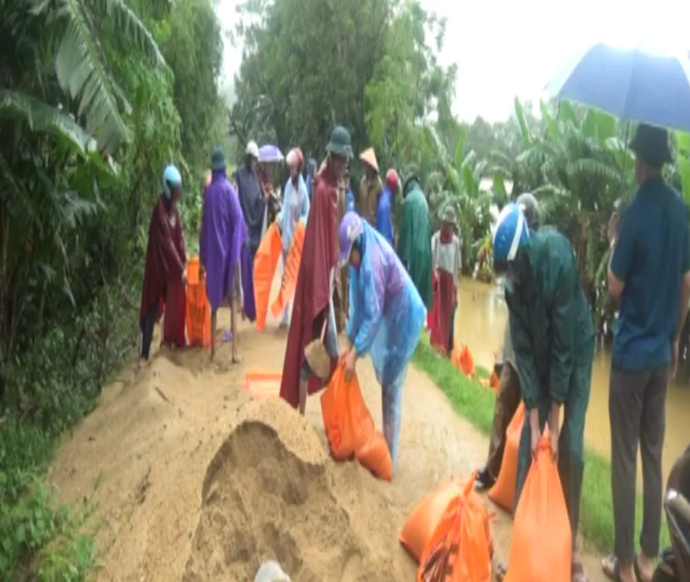 Nhiều địa phương ở Hà Tĩnh bị cô lập vì mưa lũ