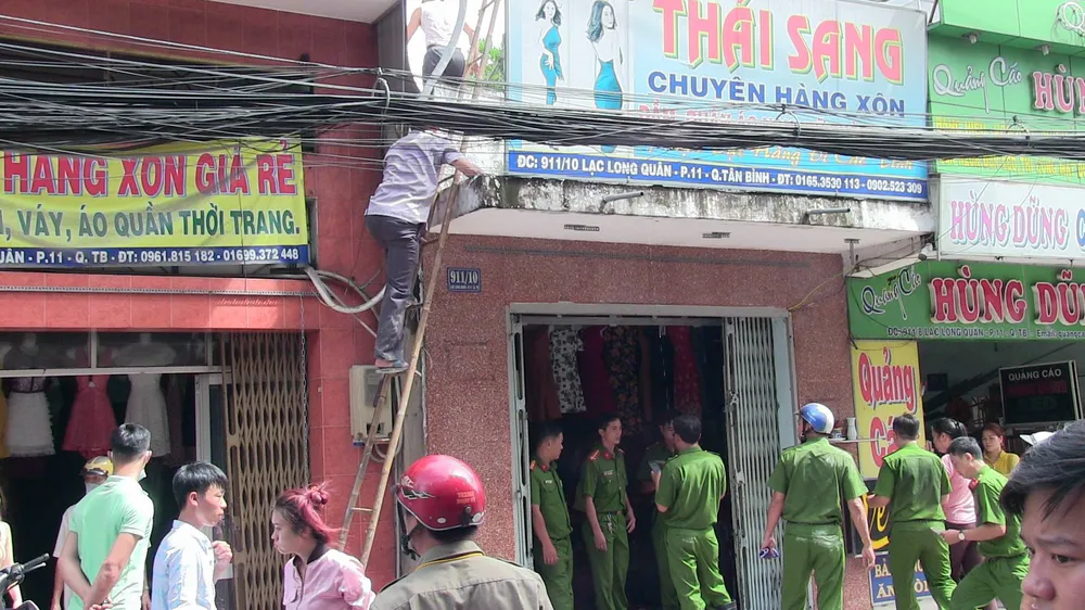 2 vợ chồng thoi thóp trong căn nhà khóa trái cửa