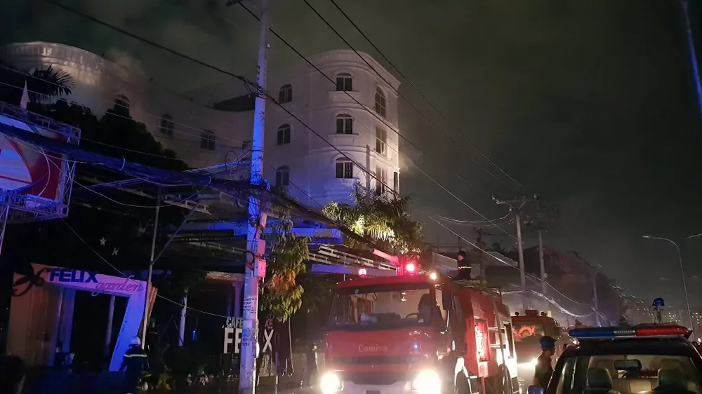 Giải cứu 8 người mắc kẹt trong toà nhà bốc cháy ở Quận 8