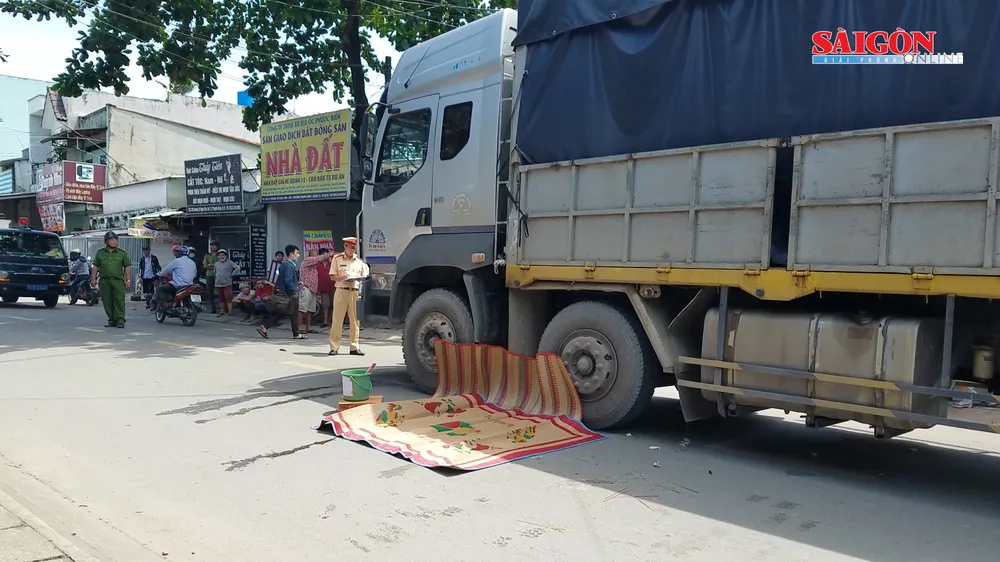 Dắt xe qua đường, người phụ nữ bị xe tải cán tử vong 