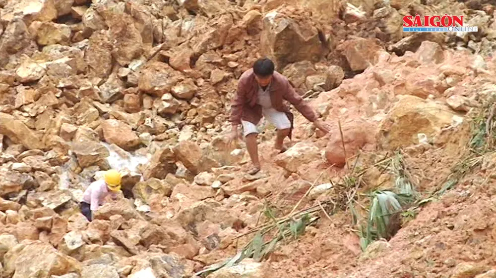 Bất chấp nguy hiểm, người dân vẫn lưu thông qua khu vực sạt lở núi