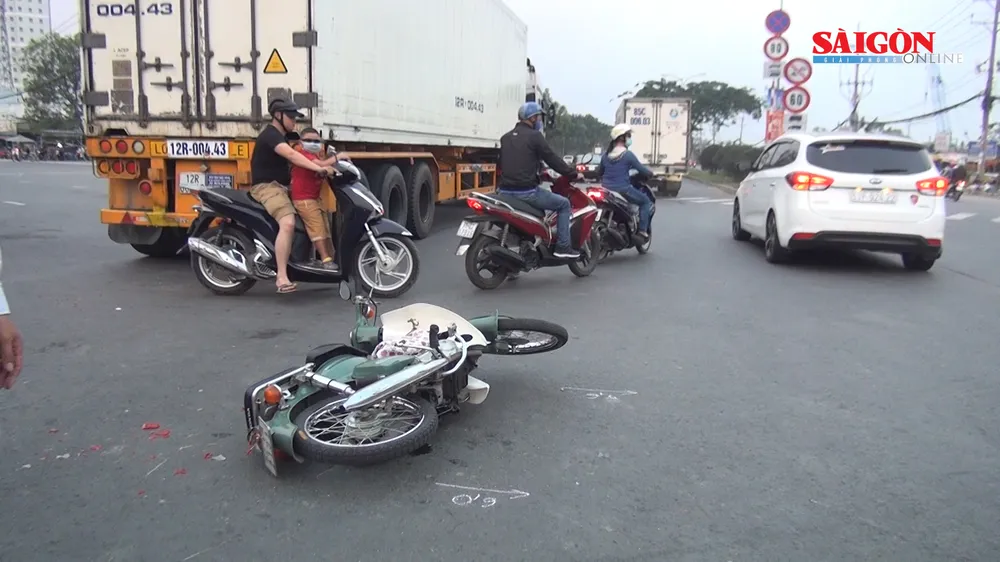 Va chạm với xe container, cô gái 24 tuổi nguy kịch