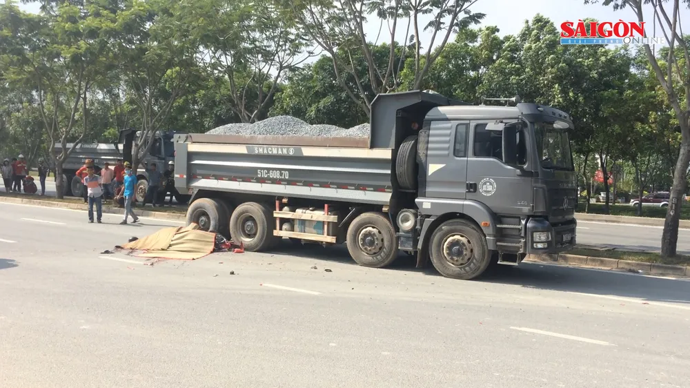 Va chạm với xe ben, 2 thanh niên tử vong