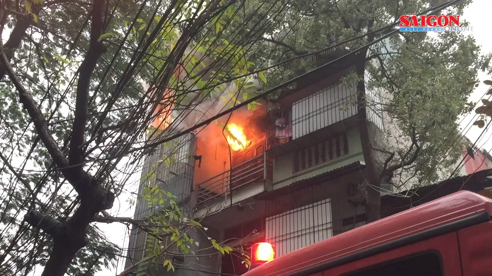 Hà Nội: Cháy lớn ở cửa hàng phụ tùng ô tô 