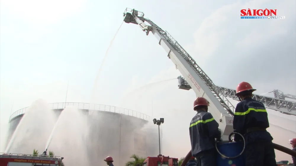 Gần 1000 người diễn tập chữa cháy tổng kho xăng dầu lớn nhất TPHCM