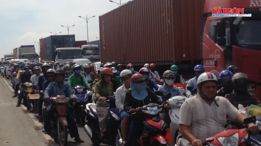 Xa lộ Hà Nội kẹt xe ngày cuối năm